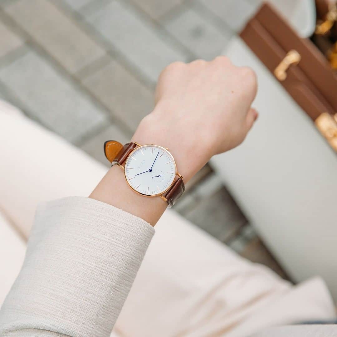 Maker's Watch Knotさんのインスタグラム写真 - (Maker's Watch KnotInstagram)「爽やかな印象を与えるドレッシーブルー。 定番のホワイト文字盤とアクセントカラーのブルー針が、知的で爽やかな腕元を演出します。  #knotwatch#knot#ノット#watch#wristwatch#wristwear#madeinjapan#dress#blue #ノット#時計#腕時計#国産時計#カスタムオーダー#カスタム#スモールセコンド#吉祥寺」4月6日 18時35分 - makers_watch_knot