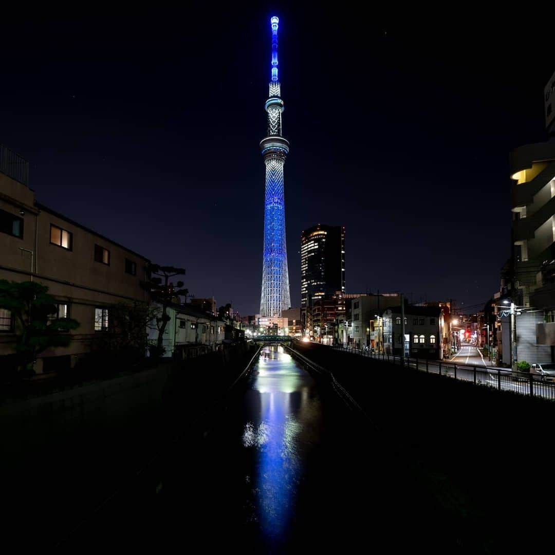 2020年東京オリンピックさんのインスタグラム写真 - (2020年東京オリンピックInstagram)「"Together We Can All Win" 🌏  The Tokyo Skytree, an iconic fixture of Tokyo’s incredible skyline has been lit up blue to represent the Earth and to show solidarity with the people of the world who are battling against COVID-19.  #StayStrong 💪 #Tokyo2020  Photo by Tokyo 2020 📷」4月6日 18時36分 - tokyo2020