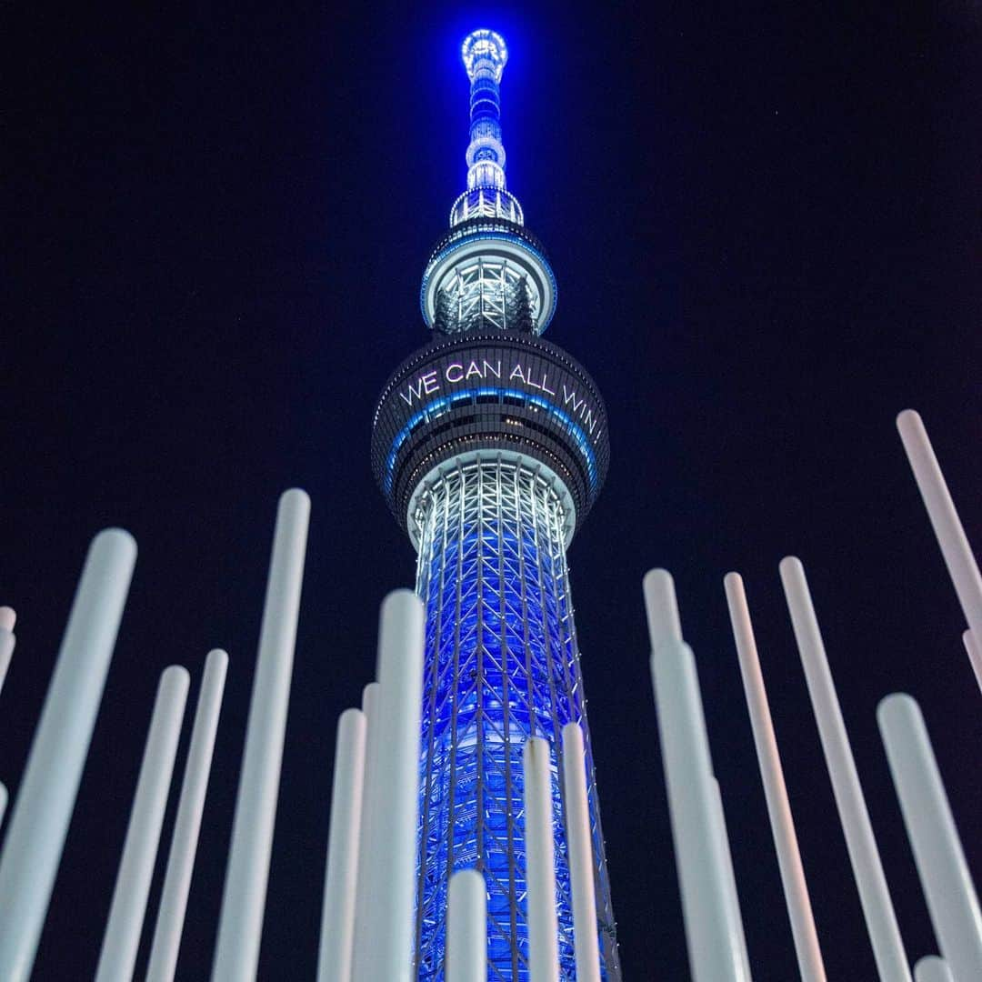 2020年東京オリンピックさんのインスタグラム写真 - (2020年東京オリンピックInstagram)「"Together We Can All Win" 🌏  The Tokyo Skytree, an iconic fixture of Tokyo’s incredible skyline has been lit up blue to represent the Earth and to show solidarity with the people of the world who are battling against COVID-19.  #StayStrong 💪 #Tokyo2020  Photo by Tokyo 2020 📷」4月6日 18時36分 - tokyo2020