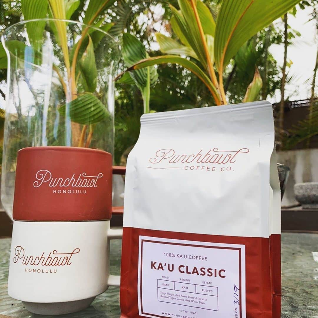 Punchbowl Coffeeさんのインスタグラム写真 - (Punchbowl CoffeeInstagram)「The best way to start the day is with a delicious cup of coffee!  In our own small way to make this challenging time a bit more sane we are now offering free shipping to Japan and the USA and special lower prices on our Coffee@home sets. Please check our website for details.#punchbowlcoffee #local #hawaiicoffee #hawaiicoffeeshop #localcoffeeshop #kaucoffee #terracehousealohastate #terracehouse」4月6日 18時37分 - punchbowlcoffee