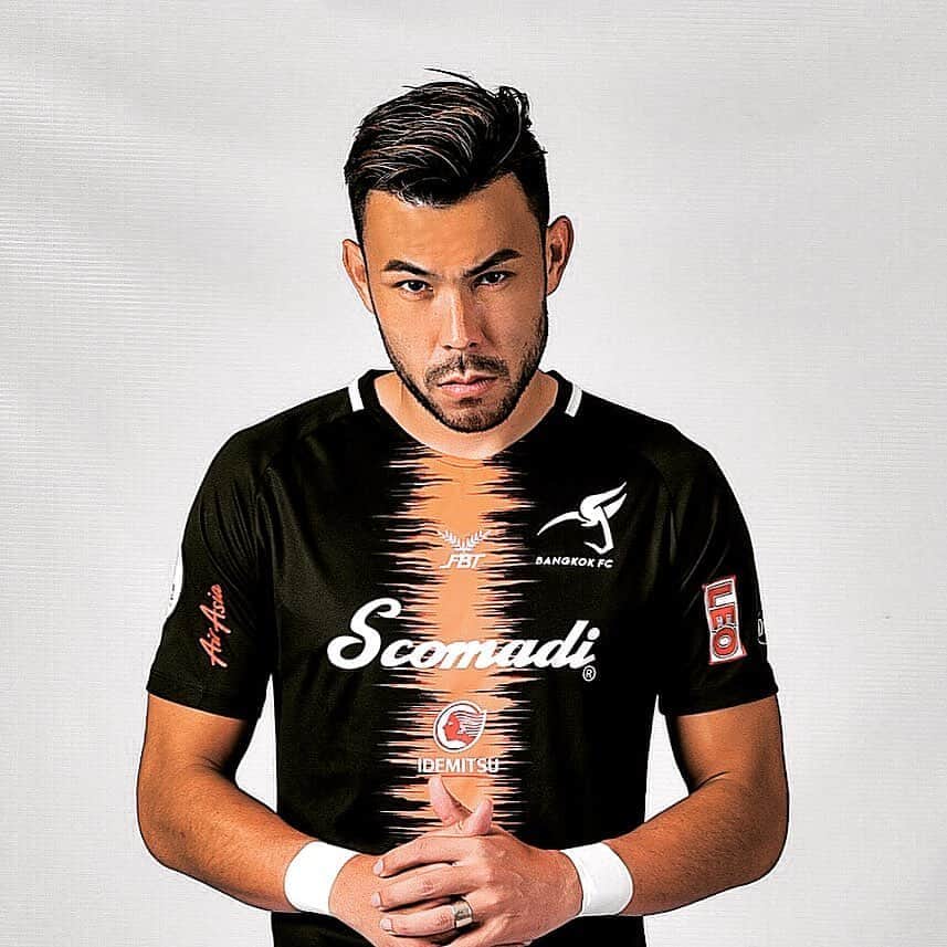 ヴィンセント・ケインのインスタグラム：「Covid19, you done yet? Wanna wear the jersey again 😡🥱 Hope everyone’s keeping healthy! ❤️🙏 #covid19 #overit #leggo #missthepitch #bangkokfc #kv11 #staysafe #stayhealthy #isolation」