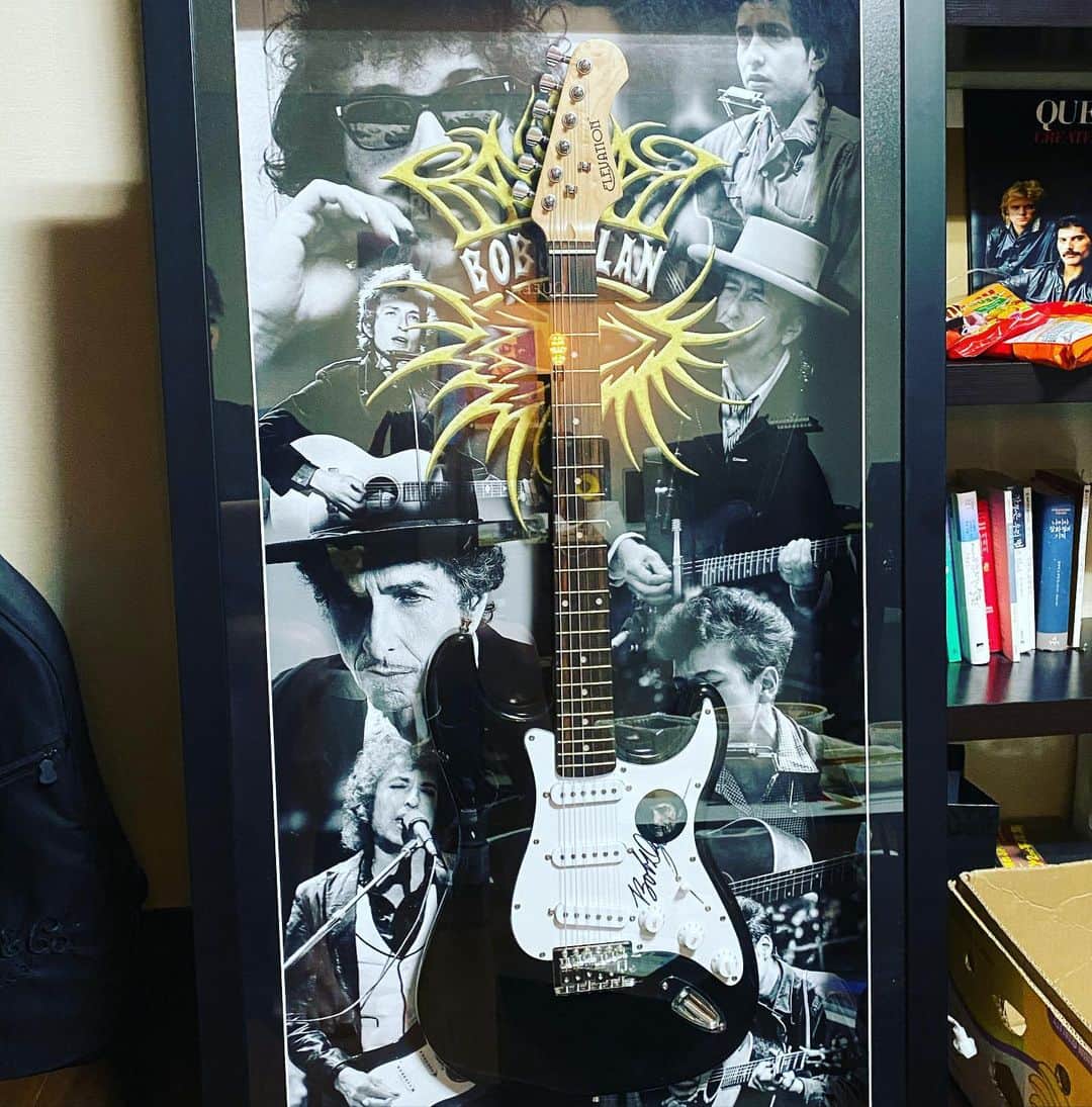 JU-NE（ク・ジュンフェ）のインスタグラム：「Thank you!!!♥️ 지지지진..짜 밥 딜런 싸인....이라구요..???😦#bobdylan」