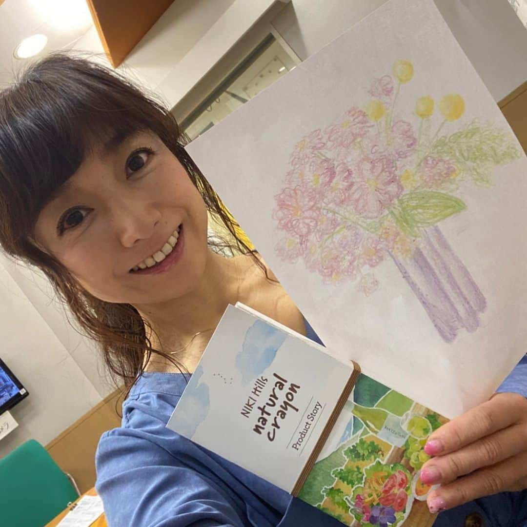 佐藤彩さんのインスタグラム写真 - (佐藤彩Instagram)「今日番組でご紹介した「ダルゴナコーヒー」﻿。 スタジオでも作ってみました☕️ 韓国で流行っていて日本でも人気が高まっているそうですね😊﻿ ﻿ 材料、作り方はシンプル✨﻿ ・インスタントコーヒー﻿ ・砂糖﻿ ・水﻿ これらの割合が、1：1：1 になるように◎﻿ 私は、大さじ1ずつ作ってみました😊﻿ ﻿ 作り方は簡単☝️﻿ これらをボウルに入れて泡立て器で泡立てると…コーヒー味の泡が完成✨﻿ ﻿ そして、牛乳を注いだグラスに、このコーヒー味の泡を載せて…完成🌟﻿ ﻿ 手軽にオシャレなカフェ風ドリンクをおうちで楽しめますよ😊﻿ ﻿ ちなみに泡立てるのは、私の経験上、電動で2.3分、手で泡立てると10分くらいでした！﻿ ぜひお試しあ〜れ😉﻿ ﻿ ﻿ ついでに…ネクストフォーカスで紹介したクレヨンで描いた花の絵。﻿ 字の如く自画自賛したのは、こんな感じのものでした！笑﻿ ﻿ ﻿ #ダルゴナコーヒー　#オシャレカフェ気分﻿ #ワイングラスに入れるのもいい感じ﻿ #二層になってオシャレ﻿ #コーヒーの苦味とミルクの優しい甘さがベストマッチ﻿ #カフェラテ用のミルクミキサーを使ってみた #ずっと眠っていたけれど日の目を見ることになりホッ！笑 #ニキヒルズナチュラルクレヨン #淡い色合いが素敵 #HBCラジオ　#朝刊さくらい #HBC #アナウンサー #佐藤彩」4月6日 18時50分 - hbc_ayasato