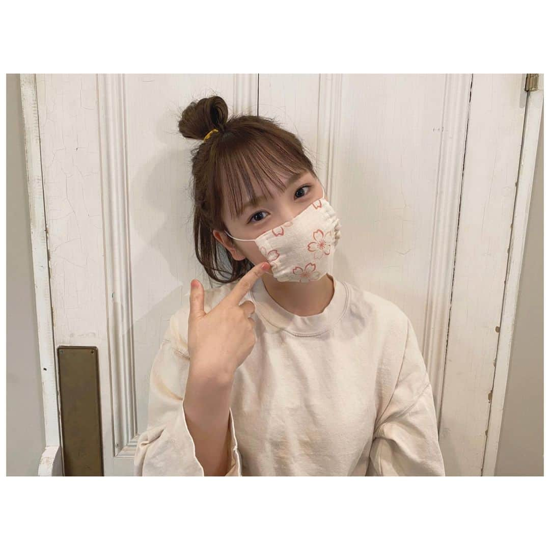 川栄李奈さんのインスタグラム写真 - (川栄李奈Instagram)「みなさん不安な毎日を過ごしているかと思います。 私は外に出なきゃ行けない時は アルコールのウェットティッシュを持ち歩いたり なるべく物に触れないようにしたり 帰宅したらすぐ除菌！ お家で出来ることもたくさんあって 先日マスクを作りました ダブルガーゼ生地とマスクヒモで サイズは顔に当ててこのくらいかなぁ というざっくりな感じですが！笑 春なので桜柄〜🌸 手縫いでも簡単にできますのでオススメです！ DVD観たり本読んだり ゲームしたりお菓子作ったり！ お家で楽しいことをみつけましょう☺️ みなさんは、お家でなにをしてますか？ #うちなに？ #みんなおうちで何してる？ #手洗いうがいたくさんしましょう」4月6日 18時56分 - rina_kawaei.official