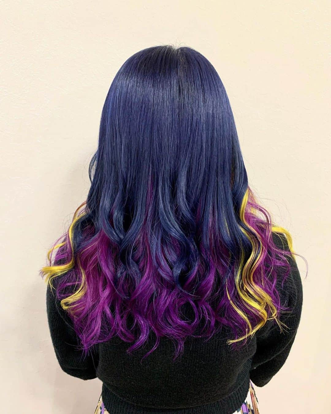 salon PRATiNO(サロンプラチノ)のインスタグラム：「. 💜ビビット三色カラー💜. . インナーはビビッドパープル、 表面はマットなネイビー💙 色持ちするように全体的に 濃いめにしました‼️ イエローのポイントカラーは 発色の良い原色のシールエクステを付けました✨ ヘアティンセルも入れて、 角度によってキラキラ光ってオシャレ✨ 3色の組み合わせのバランスが良く、 とても可愛く仕上がりました💗 . . 【CLAVIS PRATINO】 ◇月曜日～土曜日 10:00～20:00 ◇日曜日 10:00～18:00 ※定休日なし ※時間外はお問い合わせください。 愛知県名古屋市中区錦3-4-19石垣ビル７Ｆ ☎︎052-962-7017 . #hairstyle #hair #cornrow #braids #clavispratino #spiralperm #pratino #hairsalon #nagoya #haircolor #love #派手髪 #外国人風カラー #バレイヤージュ #グラデーション #コーンロウ #ブレイズ #スパイラルパーマ #特殊ヘア #ブラックヘア #美容室 #ヘアサロン #ヘアスタイル #ヘアカラー #クラビスプラチノ #名古屋 #栄 #錦」