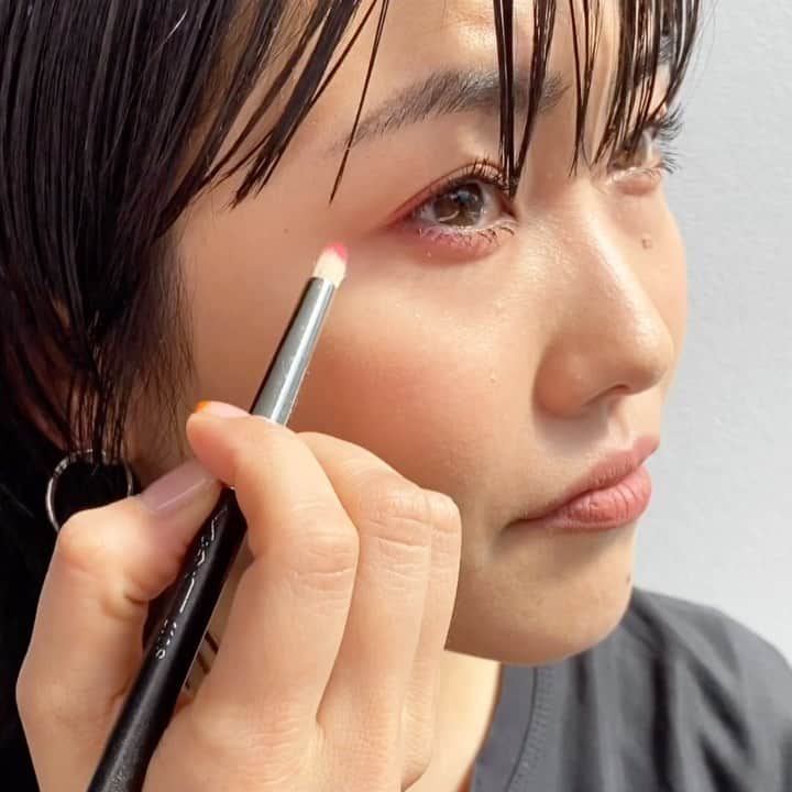 M∙A∙C Cosmetics Japanのインスタグラム：「ミスティマットな仕上がりが楽しめるパウダー キスシリーズから新登場したアイシャドウ🌸﻿ ビビッドなピンクや赤もポイント使いすることで、デイリーにお使いいただけます💕﻿ ㅤㅤ﻿ ↓↓使用製品↓↓﻿ EYES﻿ パウダー キス アイシャドウ [ワーク, ワーク, ワーク] (上まぶた)﻿ パウダー キス アイシャドウ [フォール イン ラブ] (下まぶた)﻿ ㅤ﻿ LIPS パウダー キス リキッド リップカラー [マル イット オーバー] ㅤ ㅤ﻿ 【公式オンラインショップ限定キャンペーン】﻿ 対象製品(パウダーキス リキッド リップカラー、﻿ パウダーキス アイシャドウ、グロー プレイ ブラッシュ)のうちいずれか1製品を含む 税込8,250円以上購入のお客様にオリジナルポーチをプレゼント🎁﻿ ㅤ﻿ *全国のM･A･Cカウンターでのプレゼントキャンペーンにつきましては、今回は実施を延期致します。﻿ 実施時期が決まり次第、再度お知らせさせていただきます。﻿ ㅤ﻿ ㅤ﻿ MAKEUP & MODEL:ㅤ﻿ M·A·C ARTIST RYOKO SHIONO﻿ @macpro_tokyo﻿ ㅤ﻿ ㅤ﻿ #MACPowderKiss﻿ #MACPowderKissLiquidLipcolour﻿ #MACPowderKissEyeshadow﻿ #MACパウダーキス﻿ ㅤ﻿ #MACCosmeticsJapan #MACCosmetics #MAC #MACコスメ #コスメ #メイク #化粧品 #デパコス #コスメ部 #コスメ好きさんと繋がりたい #コスメ紹介 #おすすめコスメ #新作コスメ #春メイク #春コスメ #ピンクメイク #オレンジメイク #テラコッタメイク #ブラウンメイク #トレンドメイク #アイシャドウ」