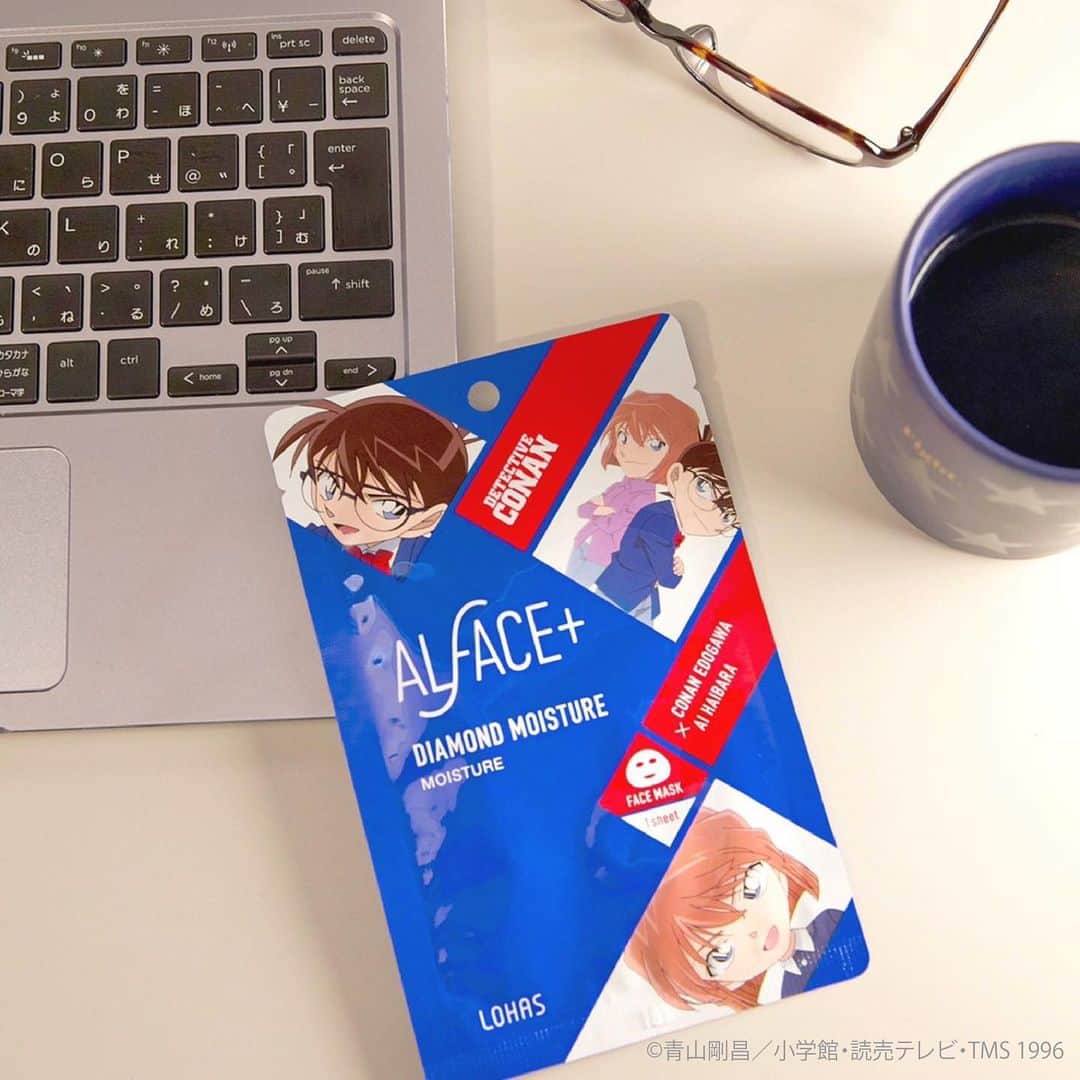 オルフェス（ALFACE+）のインスタグラム：「名探偵コナン×オルフェスのフェイスマスクをご紹介！﻿ ﻿ まずは主人公・コナンと頭脳明晰な頼れるブレーン・灰原のペアパッケージ👓﻿ ﻿ たっぷりのエッセンスと密着シートで保湿力抜群！﻿ 乾燥肌のお悩みだって二人が解決しちゃうかも？﻿ ﻿ ■コナン＆灰原　ダイヤモンドモイスチャー﻿ ﻿ 17種類のアミノ酸※1、ヒアルロン酸※2、セラミド※3配合。﻿ シートがぴったりお肌へ密着し、潤いでお肌を優しく守ります。﻿ ﻿ ※1・2　保湿成分　※3　整肌成分﻿ ﻿  #名探偵コナン #Detectiveconan #コナン #conan #緋色の弾丸 #江戸川コナン #灰原哀 #名偵探柯南 #コナン好き #コナン好きな人と繋がりたい #コナンくん #オルフェス #フェイスマスク #パック #シートマスク#コラボコスメ #保湿 #潤い #乾燥 #スキンケア #新発売 #おうちでコナン」