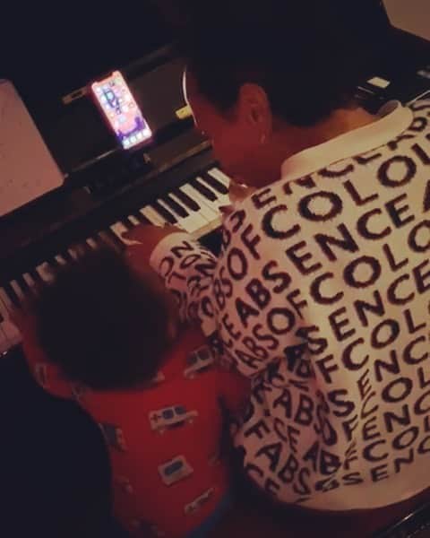 Emeli Sandéのインスタグラム：「Loving these moments with my nephew. You will find him next to me 🎹❤️」