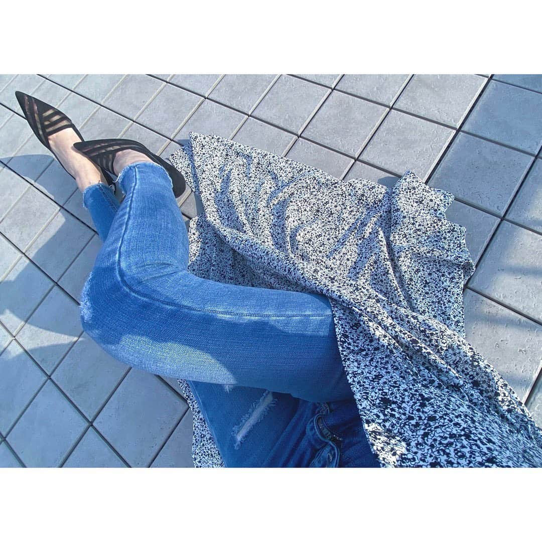 神子島みかさんのインスタグラム写真 - (神子島みかInstagram)「. #青空 💙🤍💙 . @lia_closet_official の ロングワンピースを前ボタン開けて ロングカーディガンで着たい気分🎐 . 髪も服もなびかせるのがお好き . . #ootd#fashion#makeup#Japanesegirl#japan#tokyo#mam#dad#kids#fam#instagood#instamood#instalike#instalove#instafollow#followme#instapic#我爱你#アラサー#ママ#春コーデ#ロングワンピース#ロングカーディガン#2way#アラサーコーデ#大人の花柄#おうち時間 . . ⋆⸜ᵀᴴᴬᴺᴷ ᵞᴼᵁ⸝⋆」4月6日 19時09分 - kagomika