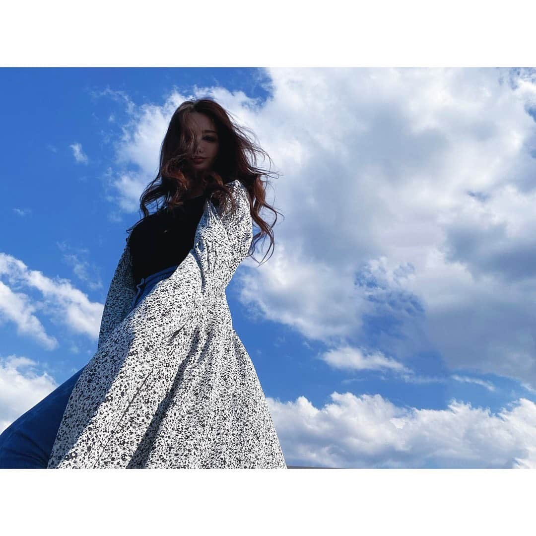 神子島みかさんのインスタグラム写真 - (神子島みかInstagram)「. #青空 💙🤍💙 . @lia_closet_official の ロングワンピースを前ボタン開けて ロングカーディガンで着たい気分🎐 . 髪も服もなびかせるのがお好き . . #ootd#fashion#makeup#Japanesegirl#japan#tokyo#mam#dad#kids#fam#instagood#instamood#instalike#instalove#instafollow#followme#instapic#我爱你#アラサー#ママ#春コーデ#ロングワンピース#ロングカーディガン#2way#アラサーコーデ#大人の花柄#おうち時間 . . ⋆⸜ᵀᴴᴬᴺᴷ ᵞᴼᵁ⸝⋆」4月6日 19時09分 - kagomika