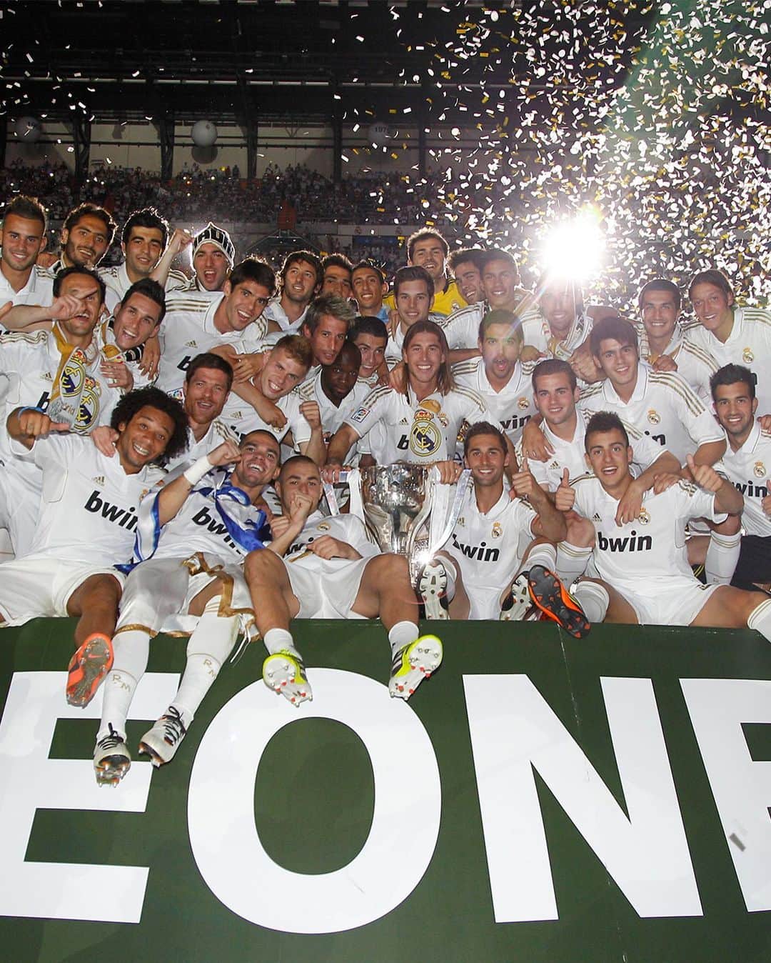 レアル・マドリードさんのインスタグラム写真 - (レアル・マドリードInstagram)「🔝 ¡#RMFansEnCasa, hoy recordamos nuestro título histórico de @LaLiga de 2011/12! 🏆 Our 2011/12 @LaLiga title was a record-breaker! 💯 puntos | points ⚽ 121 goles | goals #YoMeQuedoEnCasa | #StayHome」4月6日 19時13分 - realmadrid