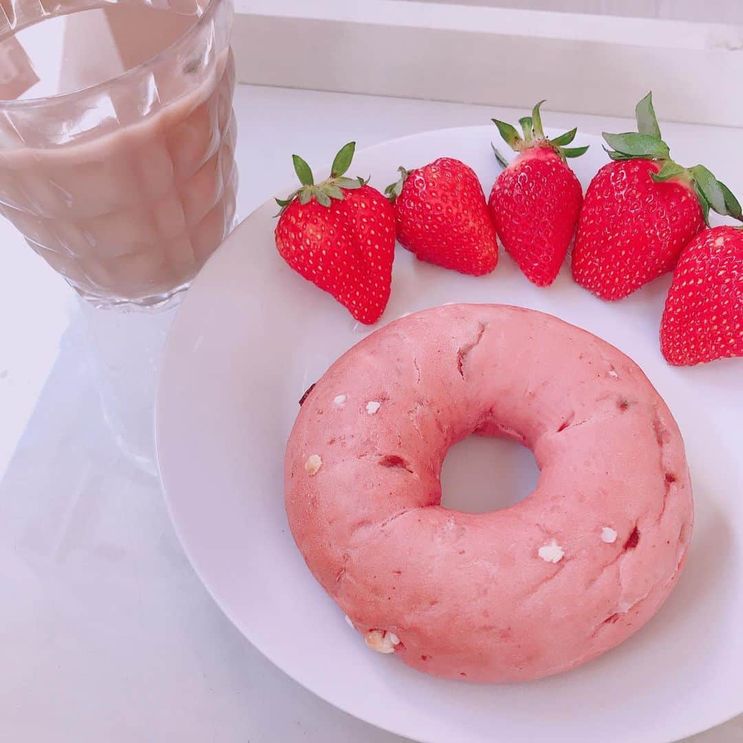 のインスタグラム：「ㅤㅤㅤㅤㅤㅤㅤㅤㅤㅤㅤㅤㅤ 最近はビタミンCや乳酸菌をたくさん摂ろう！﻿ と思い、いちごやヨーグルトを毎朝食べてます🍓﻿ ﻿ 手洗いうがいはもちろん、﻿ ドアノブを除菌したり部屋の換気、﻿ 加湿器で湿度を上げるなどなど、、﻿ お家で出来るウイルス対策を実践してます٩( *˙0˙*)۶﻿ ﻿ あとは、もっぱら#あつ森 🐿❤︎﻿ お友達と会えなくても﻿ 通信して会っている気分になれて嬉しいのです。笑﻿ ﻿ SHOWROOMも毎日配信しているので﻿ ぜひぜひ覗いて見てください🥰﻿」