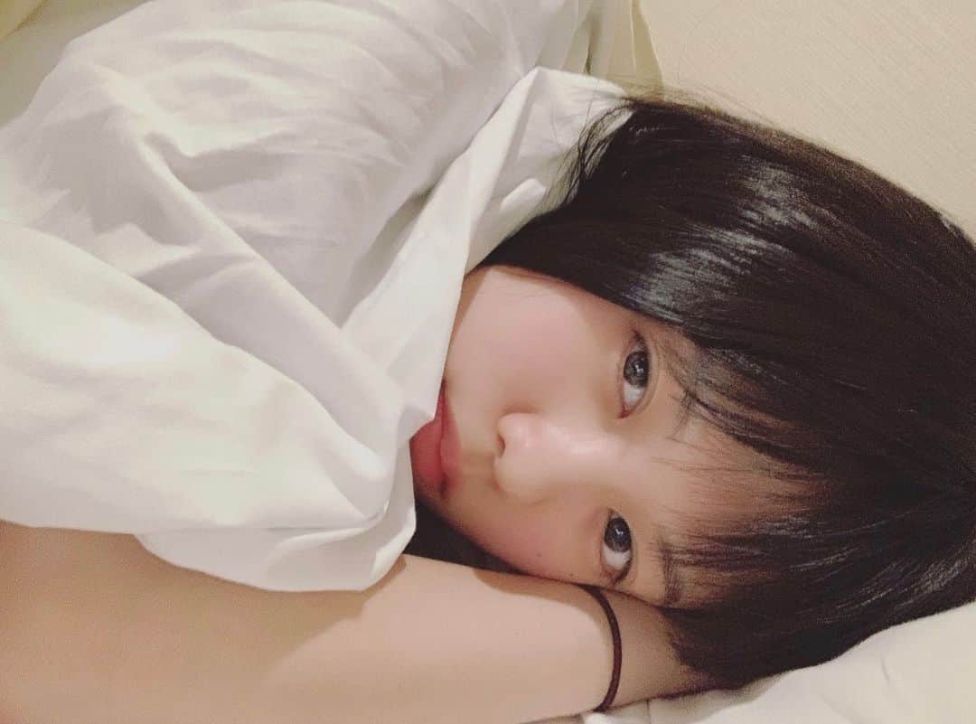 志田彩良のインスタグラム：「・ 映画、ドラマ、漫画、本、ゲーム、ギター 私のおうち時間は大体これの繰り返しです。  皆さんはどんなおうち時間をお過ごしですか？？☺︎」