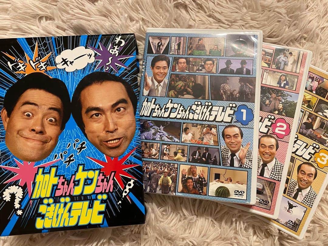 佐野優子のインスタグラム：「. どうしても見たくなって数年前に購入したDVD📀 . . 部屋に水が🚰流れてきて水槽みたくなるのとかスイカ人間🍉とか好きやったなぁ😆 . . #かとちゃんけんちゃんごきげんテレビ  #一番好きな番組　♡ #ドキドキ #わくわく」