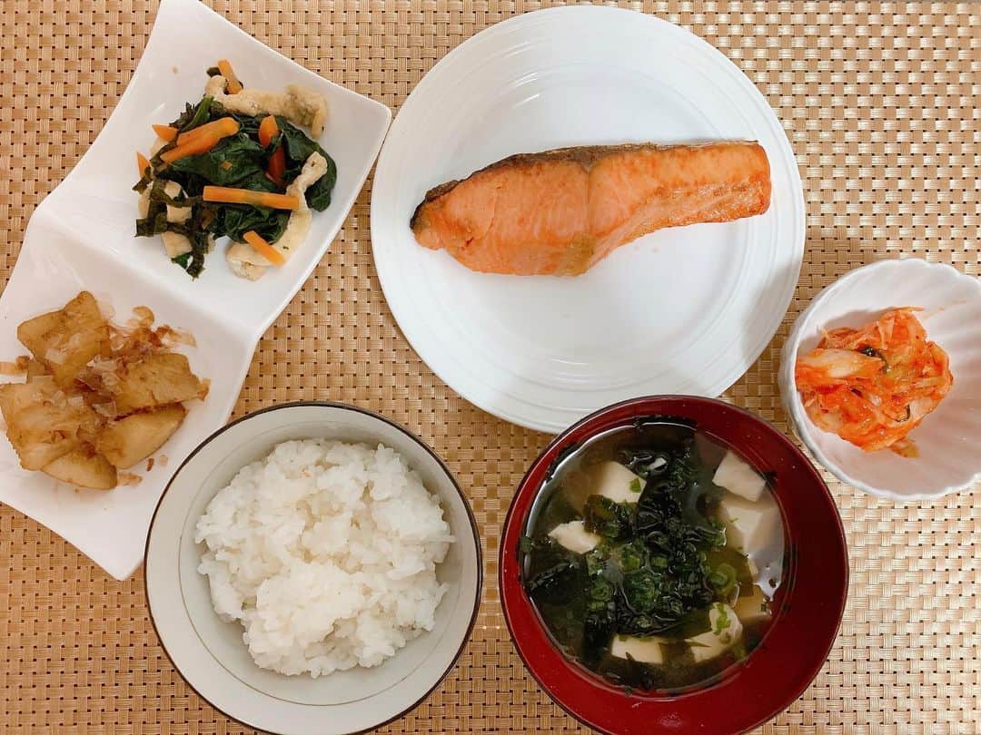 松本ルナさんのインスタグラム写真 - (松本ルナInstagram)「和食が食べたくなって食べたい物﻿ ぜーーーーーんぶ作った！！笑﻿ ﻿ #新しく買ってたお皿の置き場所分からん﻿ #魚のお皿買うのいつも忘れる﻿ #味噌汁は安定のワカメ多め﻿ #ここだけの話 #写真撮るからキムチお皿入れてる﻿ #女子力あげたいもんですね﻿ #松本ご飯﻿」4月6日 19時19分 - ruruna0123