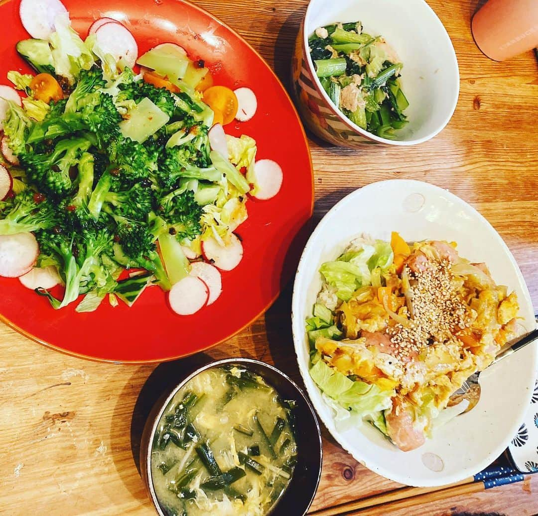 大友愛さんのインスタグラム写真 - (大友愛Instagram)「本日の晩ご飯👩🏼‍🍳💕 沖縄チャンポン風 ニラ玉お味噌汁 小松菜とシーチキン和え サラダ  毎日何を作るか…頭の中がちんぷんかんぷん🙀💦 ブドウとみかんのフルーツも😉✨ #愛飯 #夕飯」4月6日 19時20分 - ai_dayooon