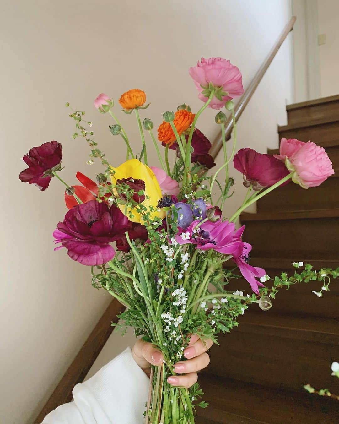 猪鼻ちひろのインスタグラム：「💐🌼 お庭のお花を摘んできたときの！ チューリップやらアネモネやらラナンキュラスやら。。 お花が飾ってあるって幸せだよね。 そしてこだわったネイルの絶妙なピンク色が可愛すぎるのよ😚 苺ミルクよりちょっとくすんだピンク色。 #いちごミルク #くすみピンク #くすみピンクネイル #好き #猪鼻ネイル @chipieee_tokyo #ちひろのお花 #チューリップ #アネモネ #雪柳 #雪柳の花 #ラナンキュラス　 #ここから更に伸びたけどもう伸びないでくれぇ〜」