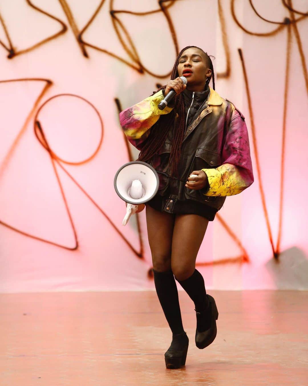 アンドレアクルーズのインスタグラム：「Throwback to FW16 performance of @tshegue_official  #livemusic #performance #tshegue #andreacrewsarchives #andreacrewscommunity #iamandreacrews #fashionrevolution」
