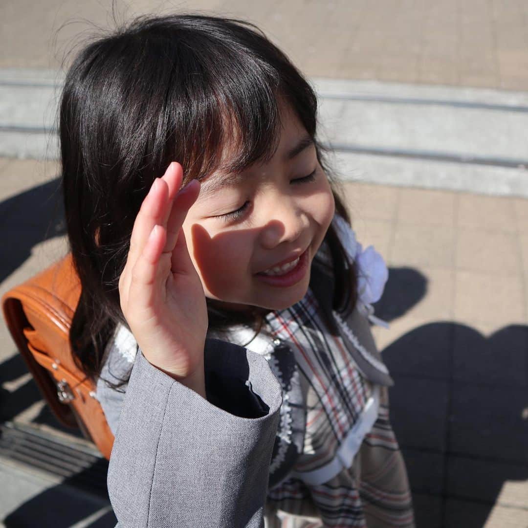 ともみさんのインスタグラム写真 - (ともみInstagram)「. 入学式🌸 青空の下、校庭で充分に間隔を開けての短時間での入学式でした🏫 クラスは1年3組🌈 みんなと会えるのは5月の予定だけどそれまではゆっくり過ごそう！ 入学おめでとう♡ . #入学式 #小学校 #一年生」4月6日 19時30分 - yuzu_haru_18