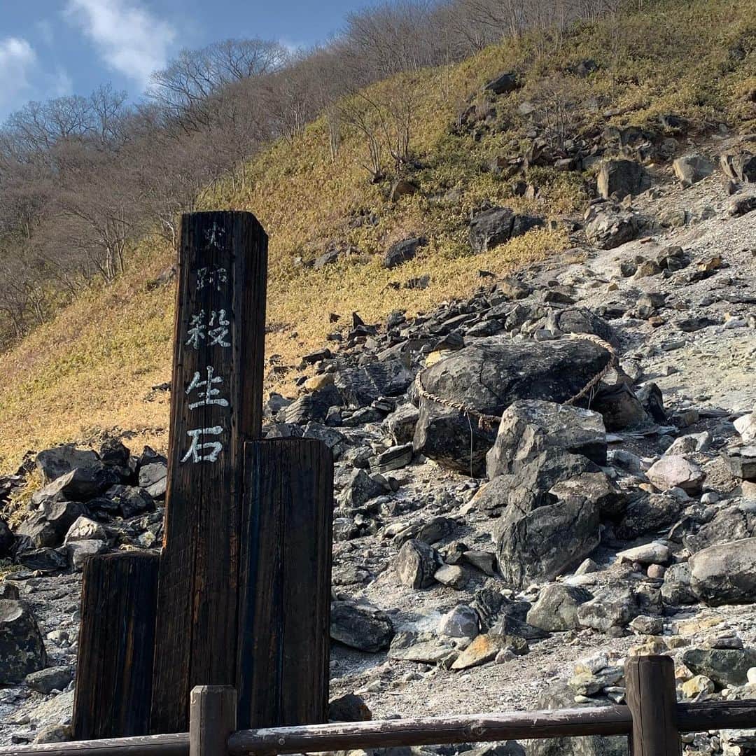佐藤朱さんのインスタグラム写真 - (佐藤朱Instagram)「地獄谷  うそ。 那須の温泉神社のところ。  渋い。。。 #おじぞうさん  #殺生石 #旅立ちたい #温泉行きたい #どこかいきたい #japan #tochigi #nasu #trip #travel」4月6日 19時41分 - akechi516