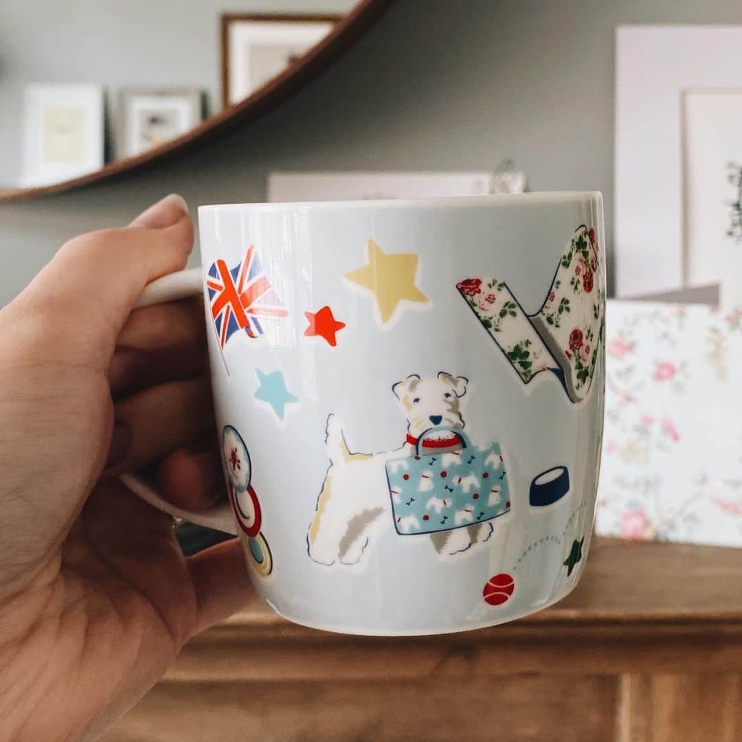 キャス・キッドソンさんのインスタグラム写真 - (キャス・キッドソンInstagram)「毎日のハッピーは、ひとつのマグから☕️﻿ ﻿ おいしい朝ごはんに、ランチの後のまったりティータイムも、おうち時間に寄り添ってくれるのはお気に入りのマグカップ。 ﻿ 手に取るたびにささやかな幸せを感じる、あなたのお気に入りは何ですか？﻿ ﻿ 皆さんのおうち時間を輝けるものにしてくれるキャス キッドソンの写真を募集します。皆さんの素敵なストーリーと共に @cathkidston_jp をタグ付けして投稿してください。﻿ キャス キッドソンの公式アカウントでご紹介させていただきます✨ ﻿ #キャスキッドソン #おうち時間 #Stayhome #Brightenupyourday」4月6日 19時42分 - cathkidston_jp