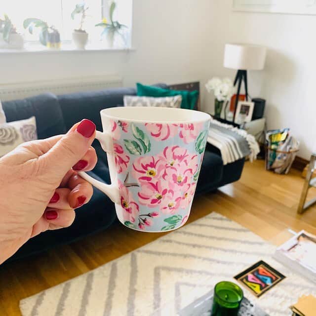 キャス・キッドソンさんのインスタグラム写真 - (キャス・キッドソンInstagram)「毎日のハッピーは、ひとつのマグから☕️﻿ ﻿ おいしい朝ごはんに、ランチの後のまったりティータイムも、おうち時間に寄り添ってくれるのはお気に入りのマグカップ。 ﻿ 手に取るたびにささやかな幸せを感じる、あなたのお気に入りは何ですか？﻿ ﻿ 皆さんのおうち時間を輝けるものにしてくれるキャス キッドソンの写真を募集します。皆さんの素敵なストーリーと共に @cathkidston_jp をタグ付けして投稿してください。﻿ キャス キッドソンの公式アカウントでご紹介させていただきます✨ ﻿ #キャスキッドソン #おうち時間 #Stayhome #Brightenupyourday」4月6日 19時42分 - cathkidston_jp