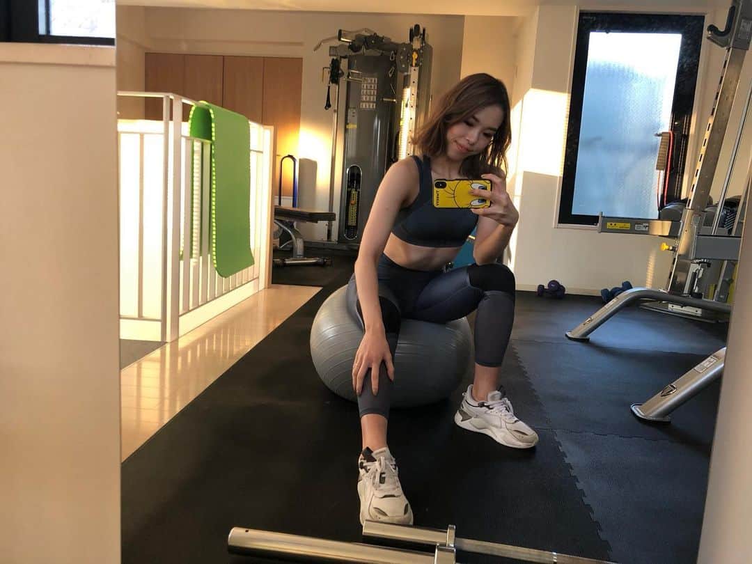 川戸沙羅のインスタグラム：「@styleshown_gym  から 新サービスとしてオンラインパーソナルトレーニングを開始致しました💻📱 40分/¥5500(事前クレジット決済) 体験は¥1100でお受け頂けます✨  ご自宅に居ながら運動不足解消&ストレス発散したい方は是非お試し下さい☺️ ZOOMを使ってレッスンを行うのでフォームの指導やメニューもしっかり組ませて頂きます💪🏽🔥 #オンラインレッスン  #オンライントレーニング #パーソナルトレーニング #オンラインパーソナルトレーニング #家トレ #美尻トレーニング #美脚トレーニング #筋トレ女子」