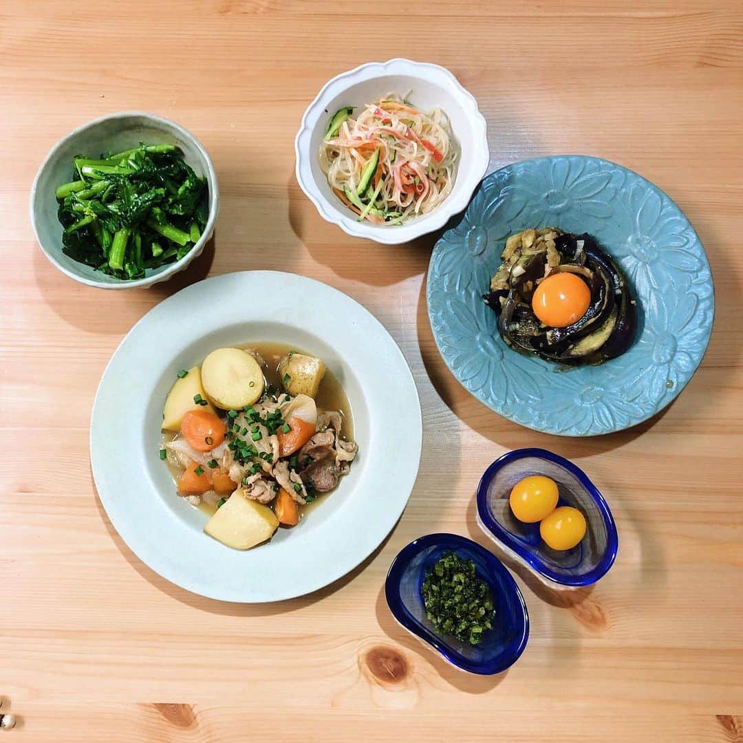 木村ミサのインスタグラム：「🍽﻿ ﻿ 載せる写真がなくなりつつあるので﻿ 今日のよるごはん。﻿ ﻿ ・にくじゃが﻿ ・茄子ユッケ﻿ ・野良坊ナムル﻿ ・春雨サラダ﻿ ・トマト﻿ ・大根の葉ふりかけ﻿ ﻿ ﻿ 相変わらず、野菜多め…🥬🍆🍅﻿ のらぼう菜はアブラナ科の野菜🥬﻿ アマニ油と塩でナムルにするのが﻿ 最近のブームなんだけど簡単おいしいので是非やってみて欲しい…！(オリーブオイルでもおいしいよ)﻿ 春雨サラダも好き🥗﻿ 肉じゃがのじゃがいもは新じゃがなので皮付きで🥔(相変わらずじゃがいもは細かくしてから食べます)﻿ 今回はほとんど群馬から送られてきたお野菜。﻿ ﻿ 家にいる時間が増えたので凝ったものを作りたいけど﻿ やはり簡単おいしくできるレシピは最強‪︎‬‪︎☺︎﻿ ﻿ そろそろおしゃれな食べ物作れるようになりたいのでおすすめあったらいつでも教えてほしい…よ…！﻿ ﻿レシピとか目分量すぎて載せられるレベルじゃないけどnoteに載せてみようかな💭💭 ﻿ ﻿ ﻿ #stayhome #おうち時間 #ごはん #よるごはん #おうちごはん﻿ #益子焼 #onthetable ごはん記録 #おうちasobi #ouchiasobi」