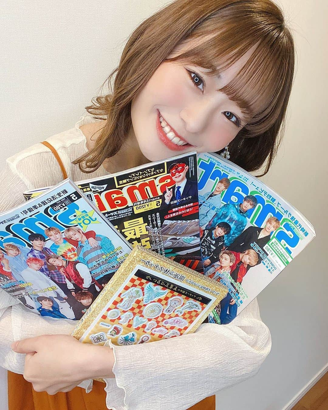 村上ゆりさんのインスタグラム写真 - (村上ゆりInstagram)「🌟お知らせ🌟 ・ ・ ・ この度、皆様のご応援のお陰で、雑誌#smart専属ライバー となりました☺️ ただいま発売中の#smart5月号 がデビュー号🌟 全国の書店コンビニにて購入できますので是非お手にとっていただけたら嬉しいです😽💕 ネットでも購入できるみたいです😊 是非ゲットしてみて欲しいなっ💫 私が手に持ってるのは、通常版、ファミマ限定版、セブン限定版、3種類発売中ですよ😋 ・ これから誌面や企画、いろんな面でたくさん活躍できるように頑張ります☀️ いつも見てくださる皆様、ありがとう！そしてこれからもよろしくね❤️ ・  #smart #スマート #雑誌 #彼女感 #hair #ポートレート #撮影 #モデル #model #タレント #smile #笑顔 #幸せ #happy #❤️ #selfie  #東京 #tokyo #japanese  #春コーデ #2020 #spring #📖」4月6日 19時46分 - lily_tutu