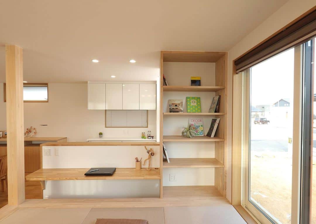 OKOCHI STYLE(香川県) さんのインスタグラム写真 - (OKOCHI STYLE(香川県) Instagram)「家づくり情報をお届けしています📲﻿ いいね👍フォロー大歓迎です✨﻿ ﻿ リビングに設けた【小上がりの畳コーナー】。﻿ 本棚から好きな本を選んで、畳の上でゴロゴロ。﻿ おうち時間を楽しめますね。﻿ ﻿ Instagramで紹介した写真は、下のプロフィールをご覧ください♪﻿ ーーーーーーーーー﻿ @okochi.komuten ﻿ ーーーーーーーーー﻿ ﻿ 資料請求専用インスタ始めました！﻿ 家づくりの資料請求はこちらから⬇️﻿ ーーーーーーーー﻿ @request_ok﻿ ーーーーーーーー﻿ ﻿ 街角リゾート木きん堂倶楽部のインスタもご覧ください(カフェ&ギャラリー情報)🌟﻿ ーーーーーーーーー﻿ @mokkindou.cafe ﻿ ーーーーーーーーー﻿ ﻿ 大河内工務店HPのURLはこちら⬇️﻿ https://www.okochi.co.jp﻿ ﻿ #本棚 #本棚のある暮らし #本棚収納 #おうちじかん #おうち時間 #おうち時間を楽しむ #木の家 #工務店 #建築 #設計 #自由設計 #注文住宅 #香川の家 #新築 #一戸建て #注文住宅新築 #施工事例 #工務店だからつくれる家 #暮らしを楽しむ #家 #家づくり #おしゃれな家 #マイホーム #マイホーム計画 #住宅デザイン #香川の工務店 #香川県 #大河内工務店」4月6日 19時46分 - okochi.komuten