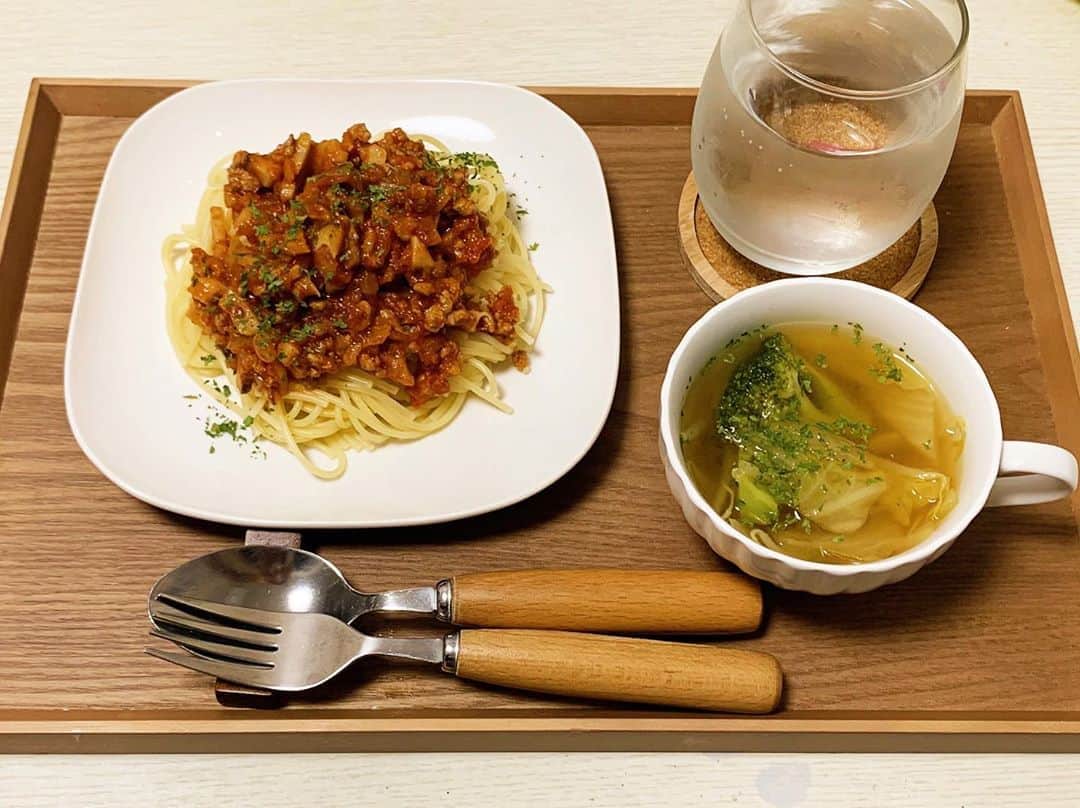 七尾カンナのインスタグラム：「. . 最近のごはん🤭 . 🍴ミートソースパスタ 🍴野菜スープ . . 🍴キーマカレー 🍴しそツナトマト . . おかず何皿も作るのが面倒くさい最近はぱぱっとこんなかんじで🤮💕 . 自粛中はNOウーバーイーツ、NGインスタントを目標に毎日自炊してるまん！ . 最低限の外出しかしてなくて、引きこもりの模範囚です💯 . 実家からマスクが30枚届きました！ ほんとに有難い。 でもわたしはピッタマスクを3枚持っててそれを洗濯して毎日使いまわしてます。 もし本当にマスクが必要な友達いたら少しでもおすそ分けしようかと思ってます。 もちろん無償で！お家に郵送します！ お母さんがわたしを守ろうとしてくれてるのと同じで、わたしも大切な友達を守りたい！ だから遠慮なくわたしに連絡してきてね？😌💕 . . . . . #おうちごはん #献立 #ミートソース #パスタ #キーマカレー #カレー好き #七尾めし #クッキング #料理 #自炊記録 #自炊女子 #フォローミー」