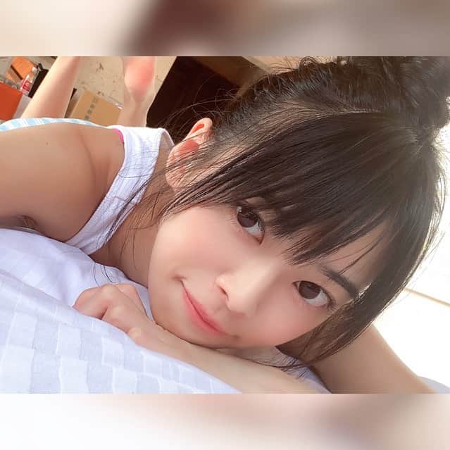 藤田いろはのインスタグラム：「﻿ お家時間﻿ 一緒にゆっくり過ごそ？﻿ ﻿ ﻿ 先日洗ってたメイクブラシが乾いたので、そろそろまた配信したいと思います🌟﻿ 普通の配信とオンライン飲み会配信どっちがよき？参考までに！﻿ ﻿ ‪#藤田いろは#グラビア#gravure #japanesegirl #レースクイーン#tokyo  #l4l #aziangirl  #ビジョビ #模特 #뷰티스타그램 #셀카 #おうちじかん #お家時間 #ライブ配信 #黒髪ロング #ヘアアレンジ #宮古島」