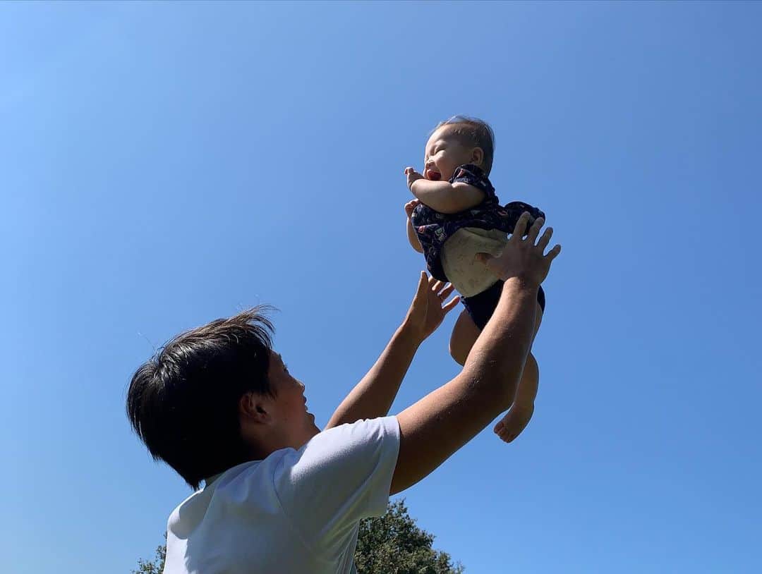 中谷進之介のインスタグラム：「娘よ！！お誕生日おめでとう🎂  何よりも健康でこの1年すごせて本当に良かった！！ 毎日僕達を幸せな気持ちにしてくれてありがとう😊  #20年後の娘へ #という手紙を夫婦で書きました #喜んでくれるといいなぁ」