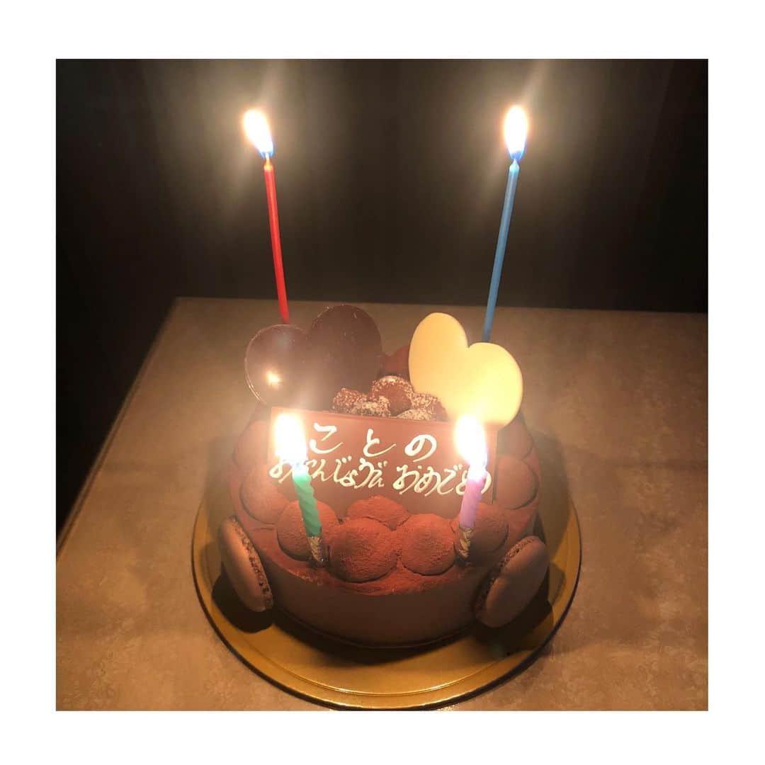 川崎琴之さんのインスタグラム写真 - (川崎琴之Instagram)「またパパから画像送られてきたw  本日誕生日をむかえ22歳になりました✌️✌️ DMでもたくさんメッセージをいただきました💌 返信できませんが読んでいます！ ありがとうございます🥰  家族や友達、このインスタを見てくださっている皆さんからもたくさんお祝いメッセージをいただけて幸せです❣️ ・ ・ #22歳 #誕生日 #誕生日ケーキ #チョコレートケーキ #親子 #川崎憲次郎  #ヤクルトスワローズ #ヤクルト #yakult #野球 #お誕生日 #케이크 #초코케이크 #생일  #birthday #birthdaycake #chocolatecake」4月6日 19時54分 - kotono_0406