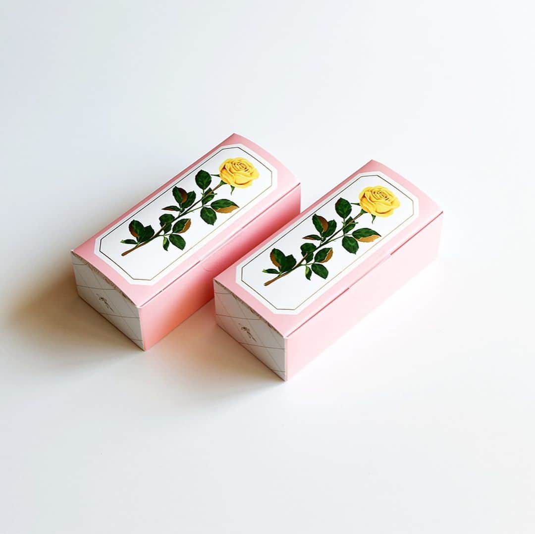 haconiwa / 箱庭さんのインスタグラム写真 - (haconiwa / 箱庭Instagram)「メリーチョコレートのRURU MARY’S より春限定パッケージの「ショコラサブレ」が登場！淡いピンク色に黄色の薔薇を配した、春らしいパッケージが素敵です。  詳しくはhaconiwaの記事をご覧くださいね。  #チョコレート #パッケージ #春 #rurumarys #ルルメリー #メリーチョコレート #ギフト」4月6日 19時55分 - haconiwa_mag