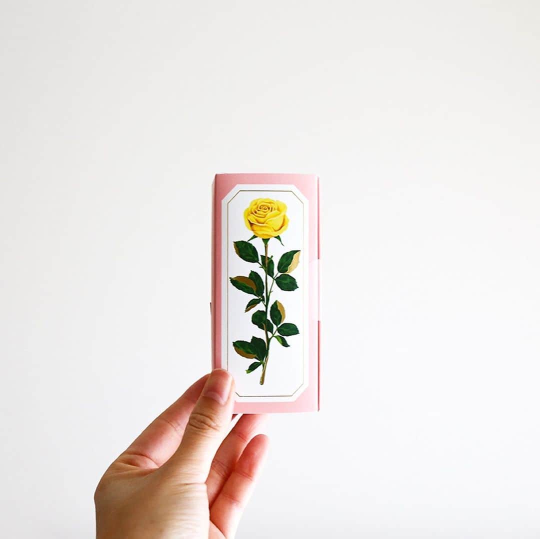 haconiwa / 箱庭さんのインスタグラム写真 - (haconiwa / 箱庭Instagram)「メリーチョコレートのRURU MARY’S より春限定パッケージの「ショコラサブレ」が登場！淡いピンク色に黄色の薔薇を配した、春らしいパッケージが素敵です。  詳しくはhaconiwaの記事をご覧くださいね。  #チョコレート #パッケージ #春 #rurumarys #ルルメリー #メリーチョコレート #ギフト」4月6日 19時55分 - haconiwa_mag