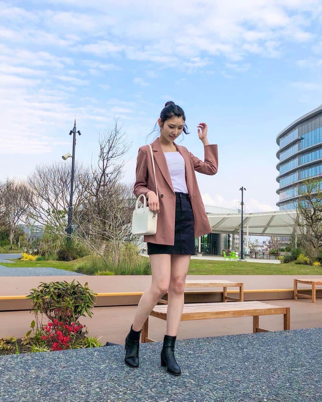 i_am_happpyのインスタグラム：「. . また屋上でおさんぽしたいなぁ🌤🌳 今はおうちで料理、読書、勉強、トレーニングしたり💪 毎日やりたい事たくさんあるから、 この時間を大切にして1日1日を過ごしたい！ 今日、ミキサー新調してスムージー作りにはまった🤣🌿明日は何作ろうかなぁ💭💕 . #高身長コーデ#ootd#outfit #uniqlo#coordinate#松村佳奈」