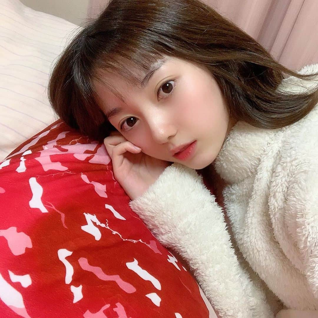 漆畑瑠菜のインスタグラム：「昨日の夜に肉が届いた(^-^)/❤ コロナに負けルナ🍖 ・ #風呂上がり#すっぴん #スッピン#アプリ 様様 #おんまゆ#自撮り#gu#パジャマ #肉#クッション#amazon#肉食べたい #おうち時間#コロナ#負けルナ」