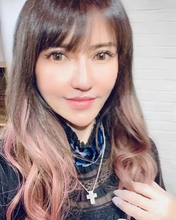 selfieneのインスタグラム：「#常時マスク着用 なので #日焼け止め のみで外出率高し #アプリ って最高笑笑 今日もいい感じの #ピンクヘアー にしてもらいました✨」