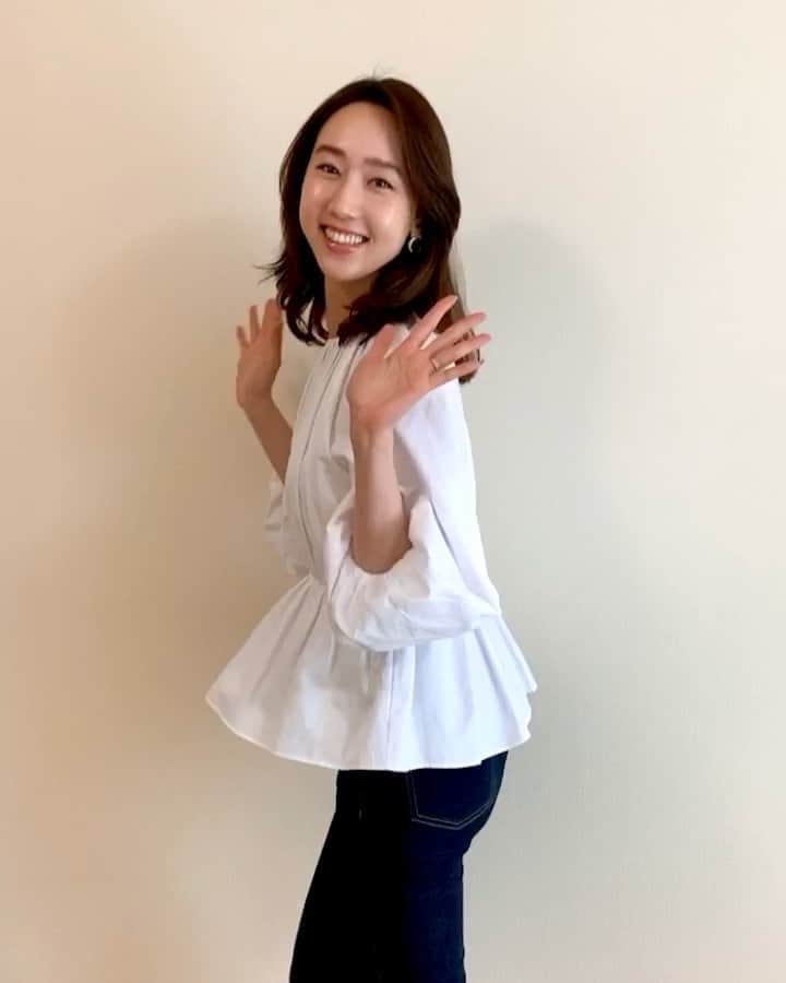 松原汐織のインスタグラム：「♡ 白ブラウス×デニムの永遠に好きなコンビを身につけて、 髪を整えてメイクをして、家でご機嫌に過ごす月曜日💃🏻🎶 ・ ベランダで日向ぼっこしながら読書をしたり、 海外ドラマを一気に観たり、 魚を捌くなど丁寧に料理をしたり、 １日１大掃除を心がけてピカピカに掃除をしたり、 筋トレやストレッチをしたり、 オンラインで英会話のレッスンを受けたり、 家で出来ることって沢山ある✊🏻✨ ・ 医療従事者の方々の現場の声を聞く度に胸が張り裂けそうになりますね。感謝の気持ちでいっぱいです🙏🏻 不安な日々が続きますし、明日からまた状況が変わっていきそうですが、私たちに出来ることはとにかく罹らないこと！✨ 家で過ごしましょう😉笑って免疫力を上げて、前向きに❤️ ・ #OOTD #coordinate  Blouse / @zara #zara  Jeans / @milaowen_official #milaowen  #stayhome #おうち時間」