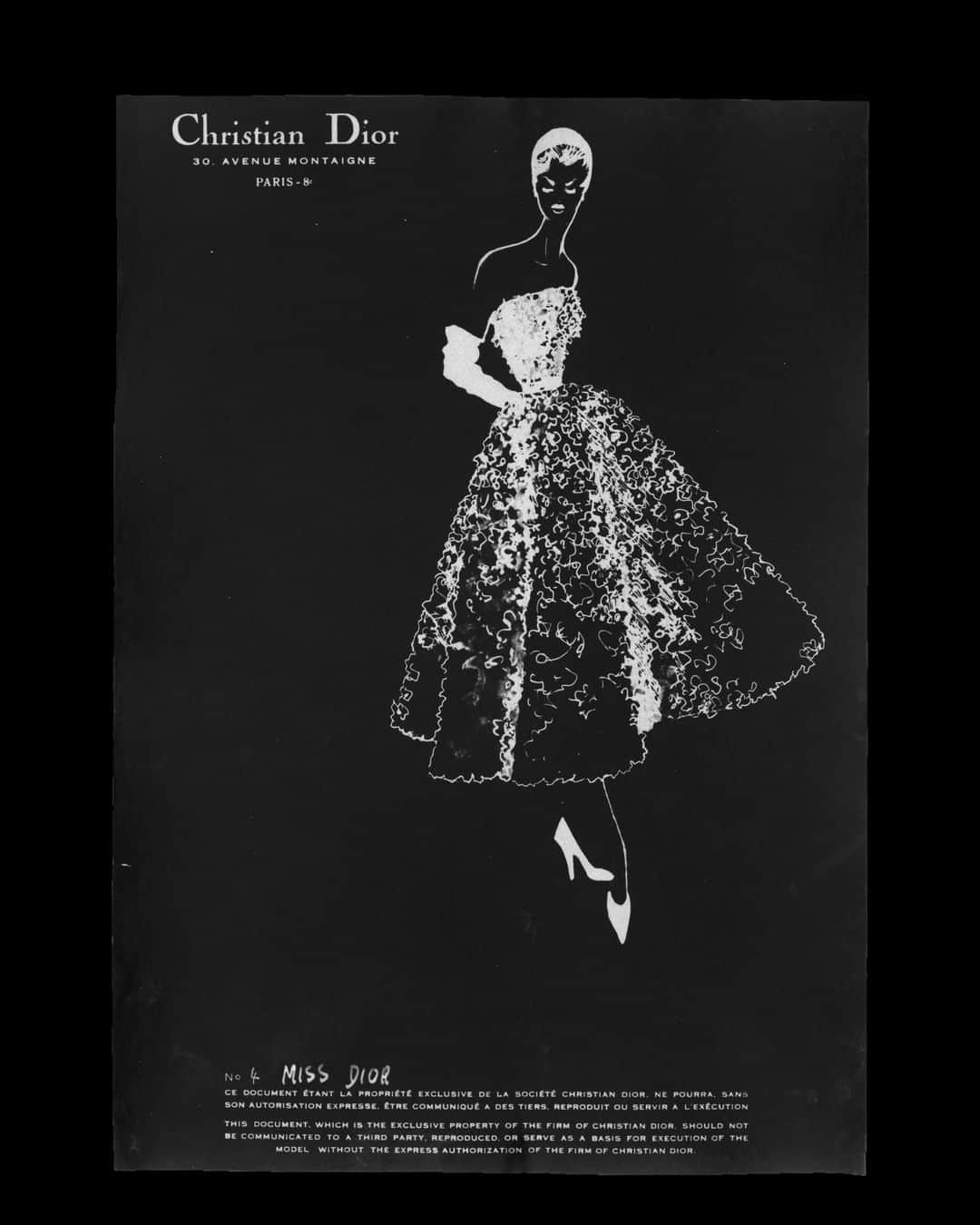 クリスチャンディオールさんのインスタグラム写真 - (クリスチャンディオールInstagram)「"Make me a perfume that smells like love." This is how Christian Dior, upon founding his House, sketched out the essence and the spirit of this sensual floral chypre, which paints an olfactory portrait of a dream garden. Its fragrance and its bottle would soon become symbols in their own right. Miss Dior made its appearance, as the New Look triumphed, like a bold manifesto for a new kind of femininity, a bewitching elixir inseparable from the success of that first show on February 12, 1947, an event that would shape the history of fashion. A few years later, the founding couturier also created the fully flower-covered Miss Dior haute couture dress, then Marc Bohan made it an emblem of female emancipation in the sixties by naming a ready-to-wear line after it. Its undeniably couture bottle is engraved with the houndstooth motif and its neck elegantly embellished with a dagger bow. This hypnotic floral scent seems to remind us, today more than ever, of the eternal return of spring. And that creation is above all a labor of love, as Christian Dior noted: "For a perfume to have staying power, it must have first spent a long time in the hearts of those who created it." #DiorHeritage © Dior © Christian Dior Parfums © Association Willy Maywald/ADAGP, Paris 2020」4月6日 20時03分 - dior