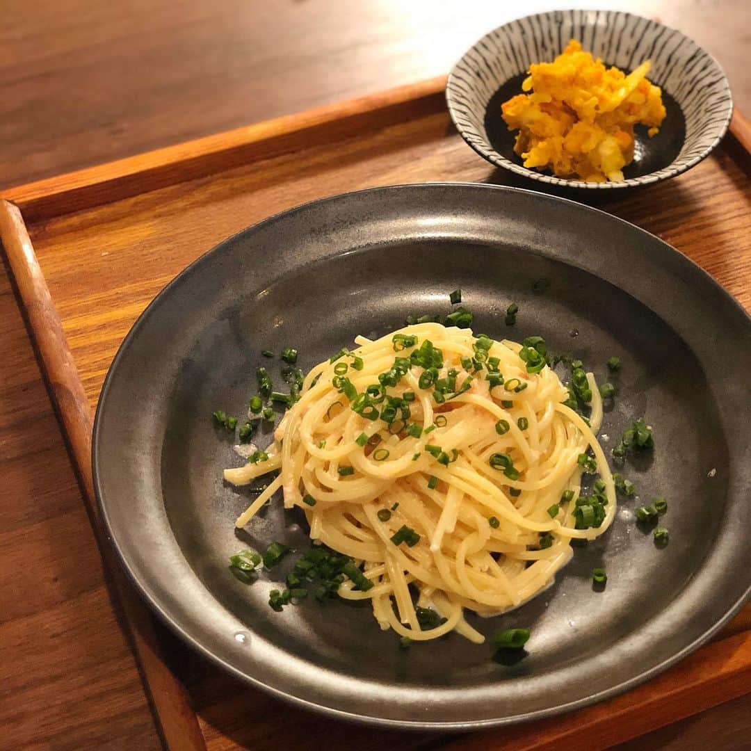 のインスタグラム：「今日は一段とテキトーな日にした。明太子パスタとカボチャサラダ。﻿ ﻿ カボチャサラダを作っただけマシやと思う。﻿ ﻿ ﻿ #きょうのごはん﻿ #適当ごはん﻿ #おうちごはん﻿ #おうちごはんlover﻿ #ゆるめし﻿ #japaneasefood﻿ #クッキングラム﻿ #ひとりごはん﻿ #明太子パスタ﻿ #カボチャ﻿ #おうちで過ごそう﻿ #おうち時間﻿」