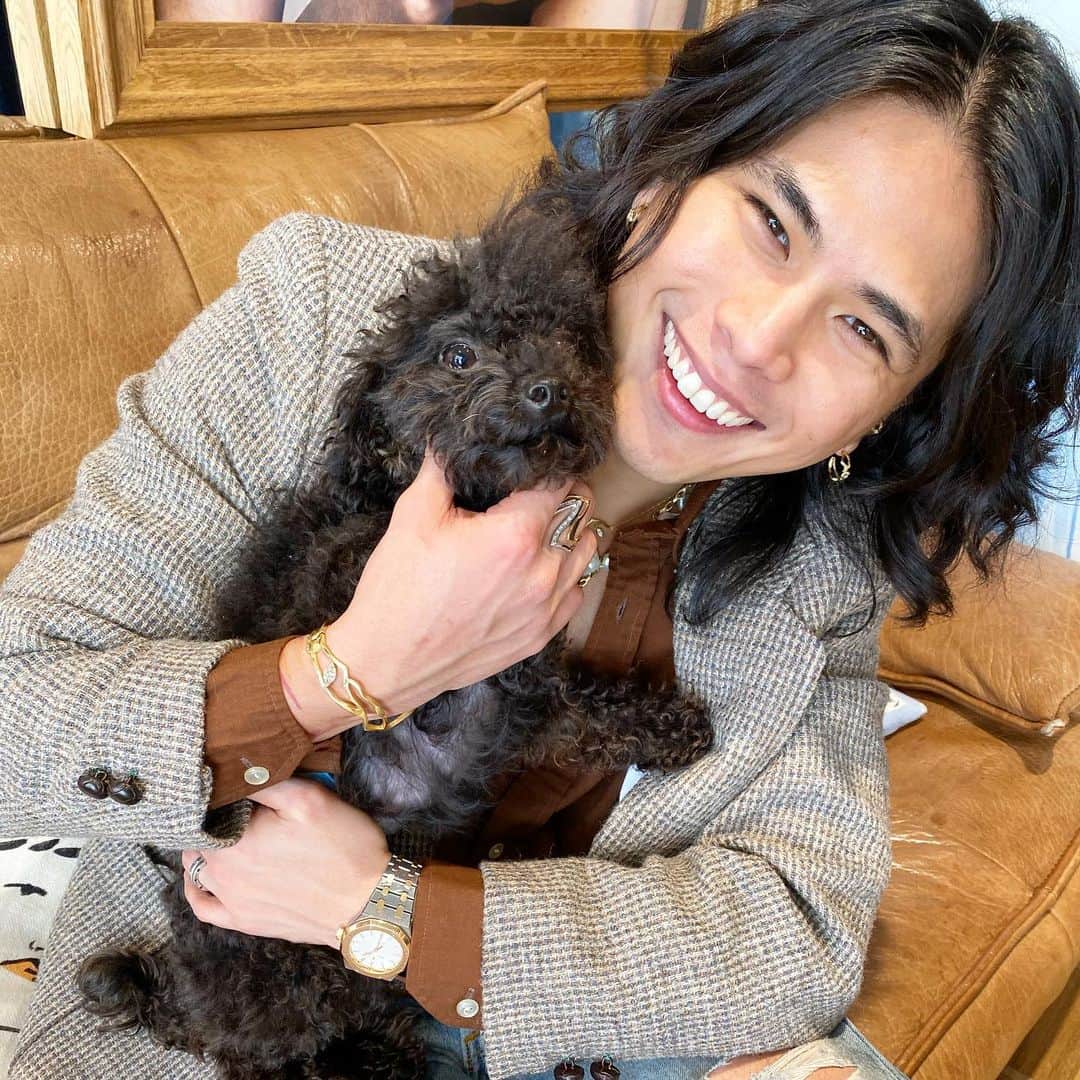 稲木ジョージのインスタグラム：「As a creative director of @milamorejewelry ,  what I can do for this world? 🌎  I shall continue to inspire everyone by my stories, and create fine jewelries that matters and means something special to people.  And I shall keep giving all of you good vibes to make you smile 🥰Digital hug to everyone 🤗✨ 緊急事態宣言が発令されましたね。 この世のために、何ができるんだろうと毎日考えています。 @milamorejewelry ミラモアのクリエイティブディレクターとして、地球上のみなさんに夢を与えることだと思っています。 自分の生き様のストーリーをデザインに落とし込み、着用者が主役になり自分にとって意味があって、特別な想いが込もってるジュエリーを作ることだと思います。 贅沢品と思われるかもしれませんが、お守り代わりに、毎日着たくなるような美しいクレエーションを。 まるで真っ暗なトンネルの中にいるような現実ですが、夢見ることを忘れずに、 それと、ポジティブなバイブスを発信し続けることで、少しでも多くの人たちが笑顔になれればいいなと。 明るい未来に向かって前を向きましょうね😘」
