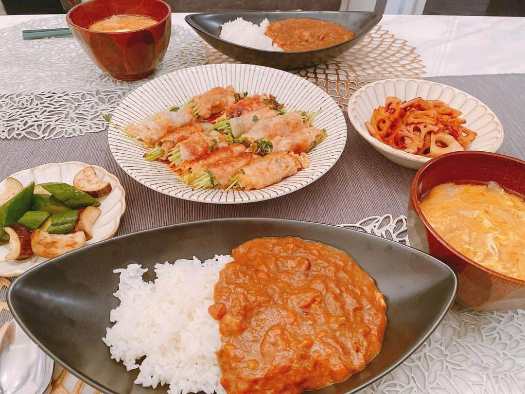 菊地亜美さんのインスタグラム写真 - (菊地亜美Instagram)「おうちごはん😆 ・夫特製カレー🍛 ・豆苗とえのきの豚肉チーズ巻き ・レンコンのきんぴら ・きゅうりとなすの浅漬け ・玉ねぎと卵のお味噌汁 . 作ってくれたカレーが残っていたので一緒に出したのですが、おかずがご飯進む系だったので別に出した方がよかった🤣 豆苗とえのきは友達のまねて見たけど美味しかった🥺❤️ #あみずきっちん」4月6日 20時19分 - amikikuchi0905