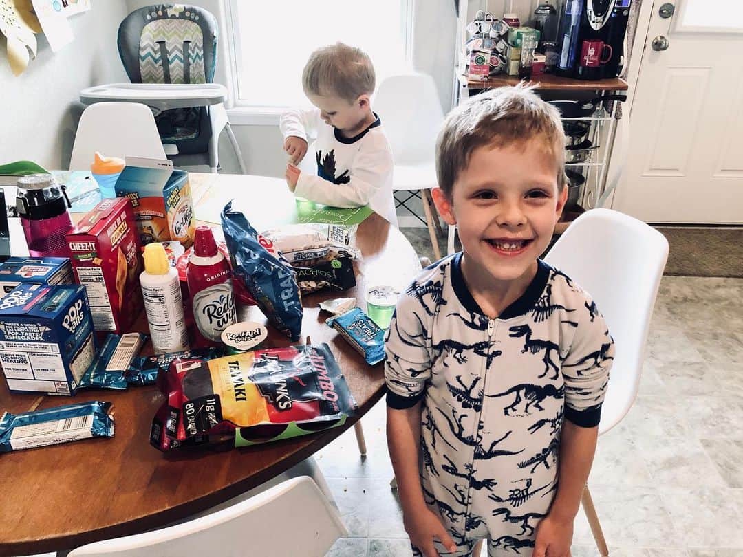 デリック・ディラードのインスタグラム：「Happy 5th birthday Israel! 🥳 Although the current state with Coronavirus has changed our plans, we are counting our blessings and trying to make lemonad from lemons... We decorated the house after the boys went to bed last night and they were so excited this morning. We did a special birthday breakfast and are planning a drive this afternoon to say hey to friends from our car before we make our way to my mom and stepdad’s for a simple celebration in their front yard (keeping our distance)! Who knows, it may turn into a bear hunt around their neighborhood looking for stuffed bears in neighbors windows 🤫 Israel has loved getting to spread out his birthday over several days since gifts have been coming in the mail from family during #socialdistancing and is being a great sport about the non-traditional celebration. We’re so blessed to still be able to show him how special he is. We love you Israel 🤩!」