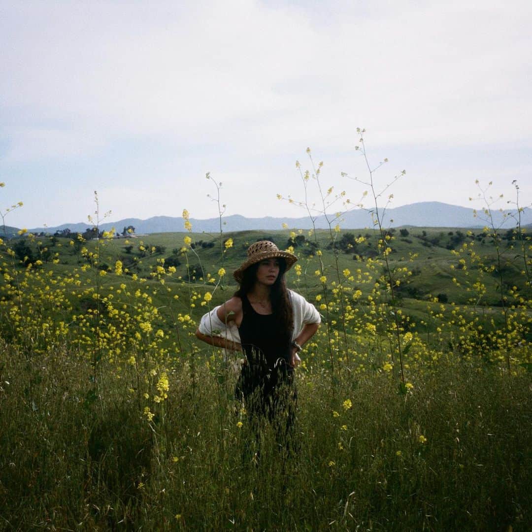 コートニー・イートンのインスタグラム：「Dreaming of flower fields 🌾🌼」