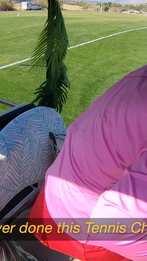 ソフィア・ケニンのインスタグラム：「Had a weird but fun ride with @tennischannel in their Confessional Cart! 😂」