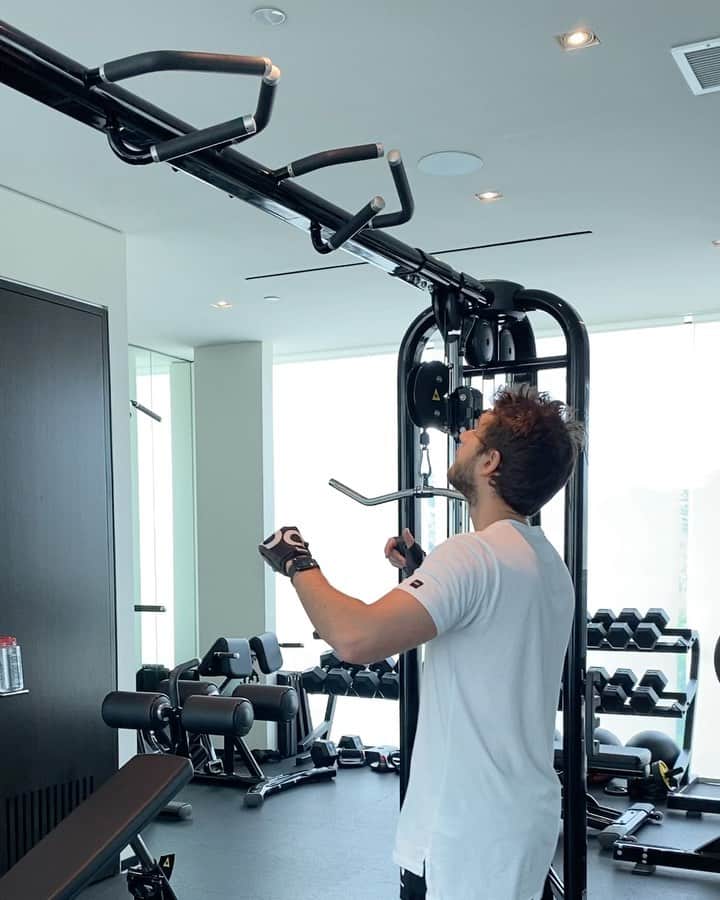ゼッドのインスタグラム：「Trying to improve my form. Practicing full extension pull-ups. Slooowly getting better.」