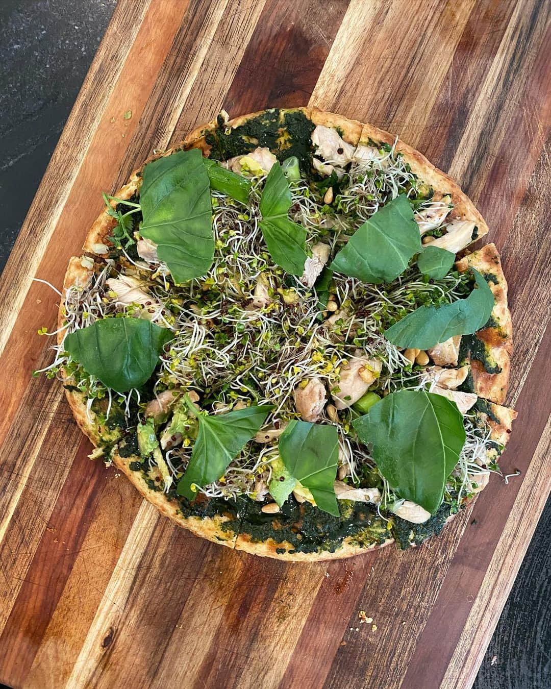 ケイト・ボックさんのインスタグラム写真 - (ケイト・ボックInstagram)「WHAT I ATE TODAY 🍴 BREAKFAST • two scrambled eggs with truffle zest and olive oil and an oatmilk cappuccino LUNCH • cauliflower crust pizza with grilled chicken, vegan pesto, sprouts, mike’s hot honey, toasted pine nuts, basil and green onion DINNER • fajitas with cajun shrimp, steak, grilled peppers and onions, guacamole, scallions and cilantro.」4月7日 6時47分 - katelove