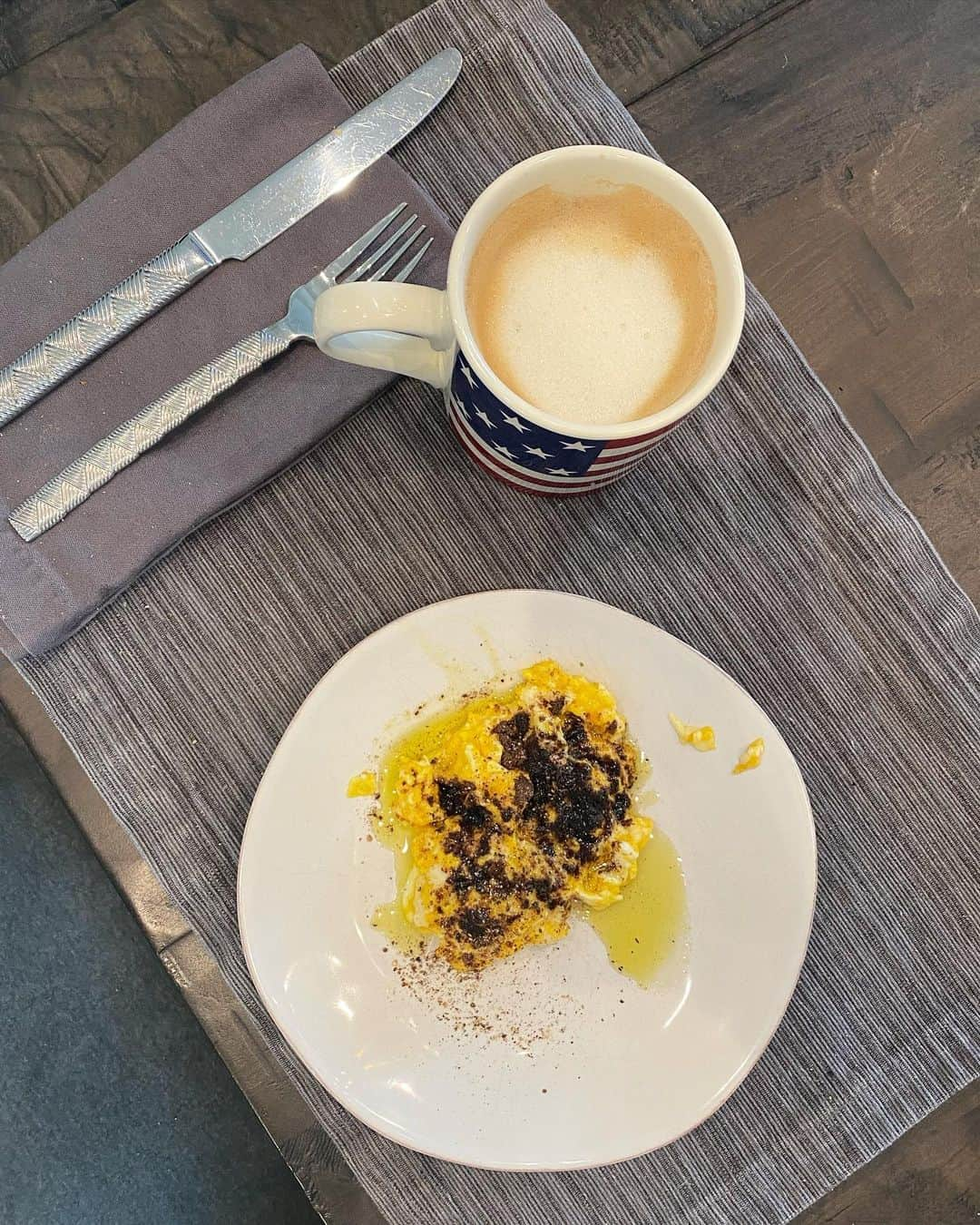 ケイト・ボックさんのインスタグラム写真 - (ケイト・ボックInstagram)「WHAT I ATE TODAY 🍴 BREAKFAST • two scrambled eggs with truffle zest and olive oil and an oatmilk cappuccino LUNCH • cauliflower crust pizza with grilled chicken, vegan pesto, sprouts, mike’s hot honey, toasted pine nuts, basil and green onion DINNER • fajitas with cajun shrimp, steak, grilled peppers and onions, guacamole, scallions and cilantro.」4月7日 6時47分 - katelove